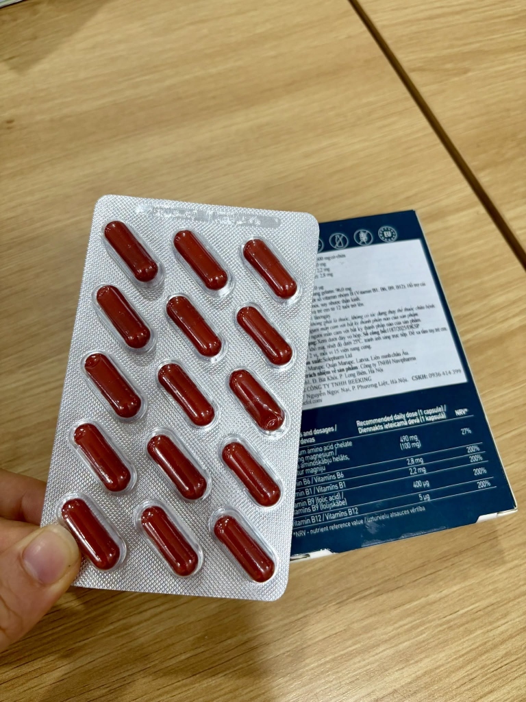 Vỉ 15 viên Magnefol đỏ nâu và bảng thành phần Châu Âu